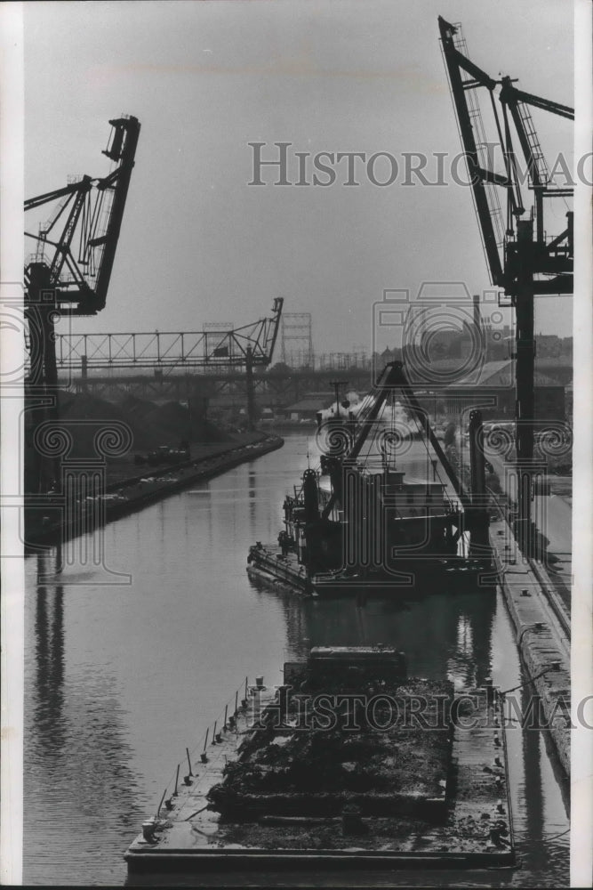 1967 Press Photo A dredge removes silt on Menomonee river to go to Lake Michigan - Historic Images