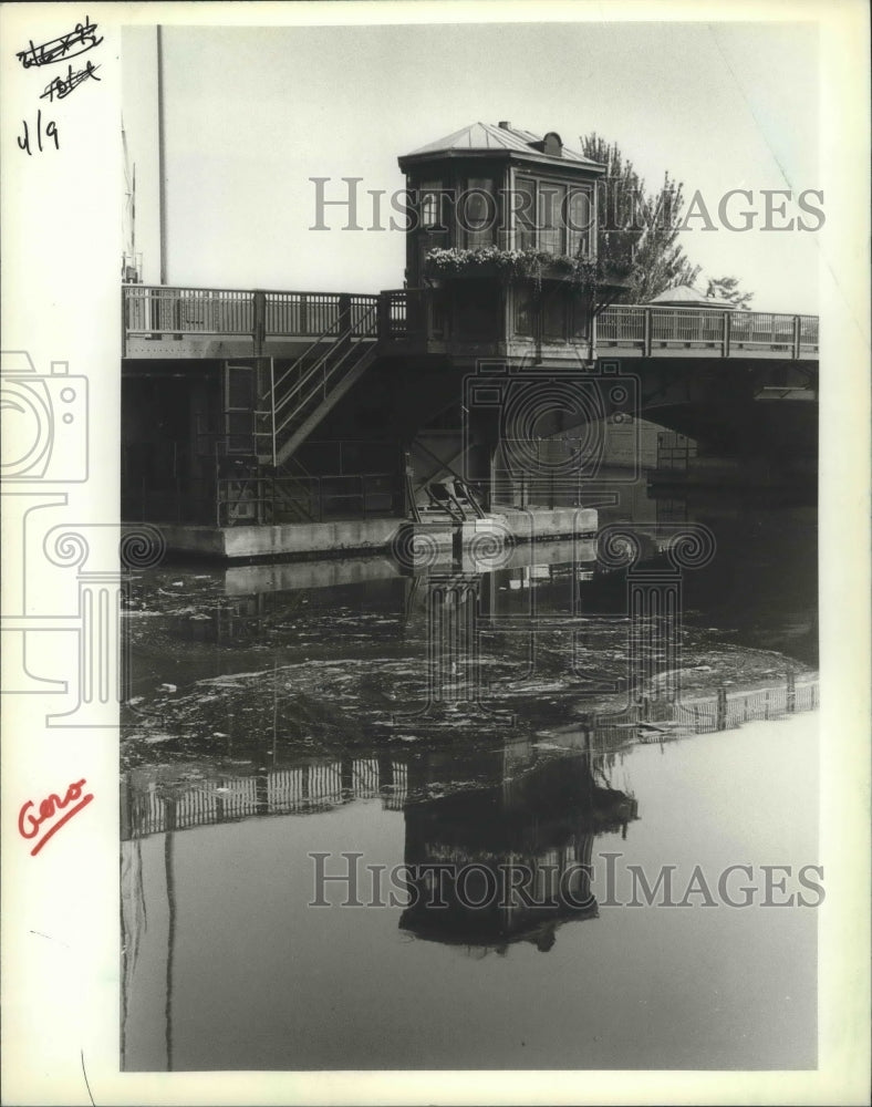 1982 Press Photo A whirlpool of duckweed and debris in the Milwaukee River - Historic Images