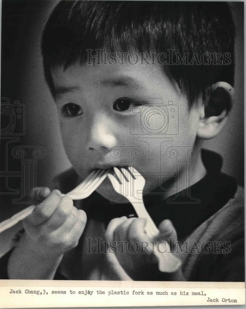 1985 Press Photo Jack Chang 3, has Christmas Dinner at Emmaus Church Milwaukee. - Historic Images