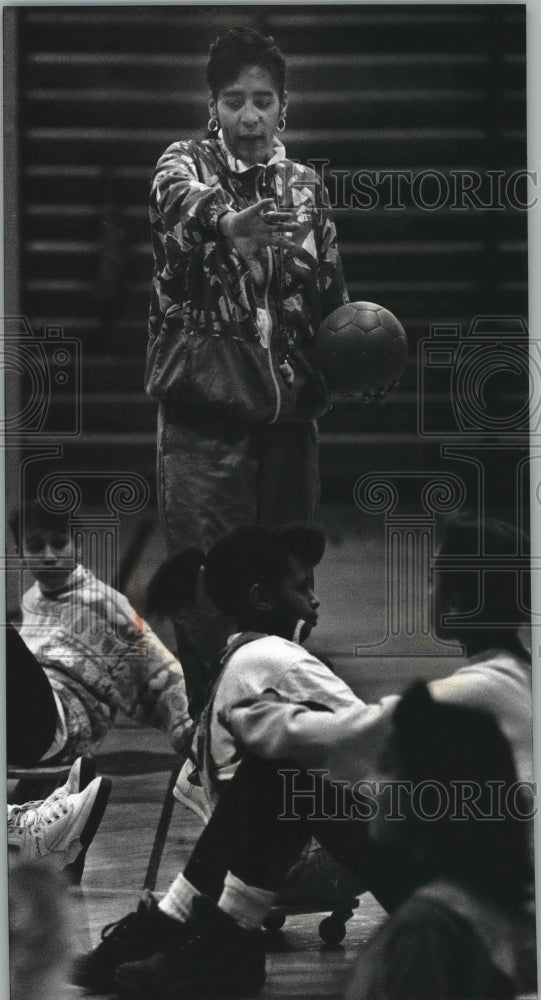 1992 Press Photo Gulf War Veteran, Mary Fowlkes teaching physical education. - Historic Images