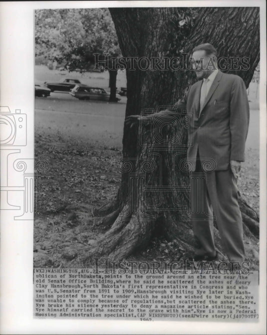 1962 Press Photo Senator Nye, points to where he scattered ashes of Hansbrough - Historic Images