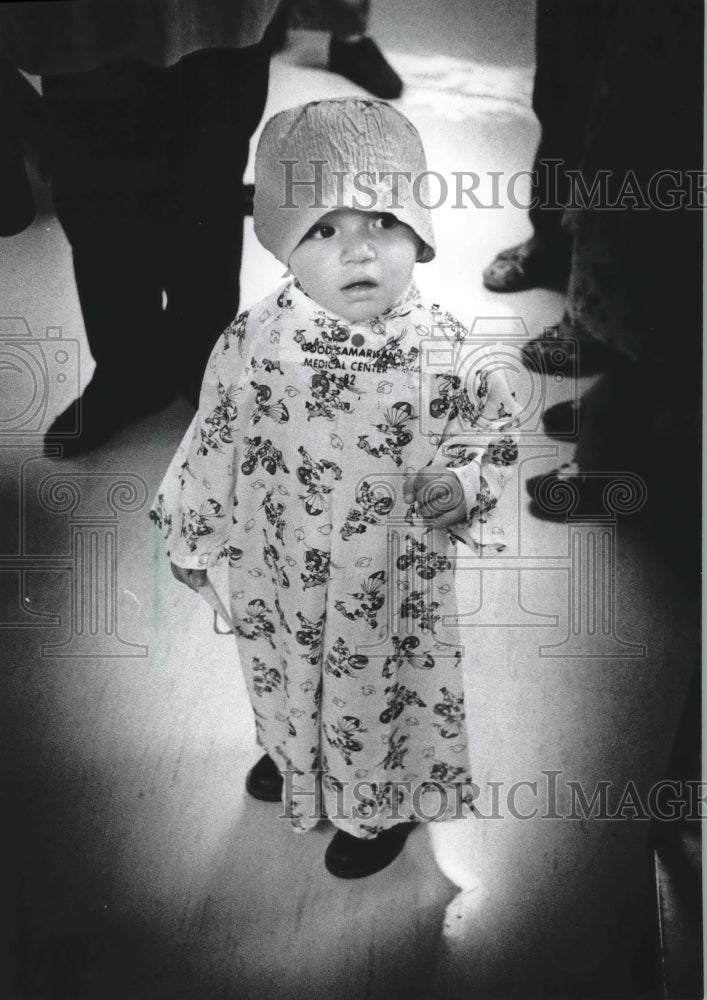 1983 Rudy Ayala views nursery at Good Samaritan Medical Center - Historic Images