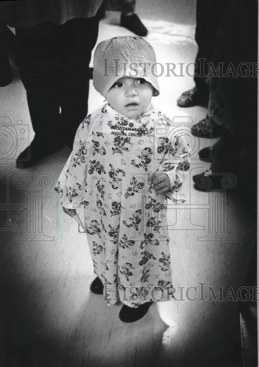 1983 Rudy Ayala views nursery at Good Samaritan Medical Center - Historic Images