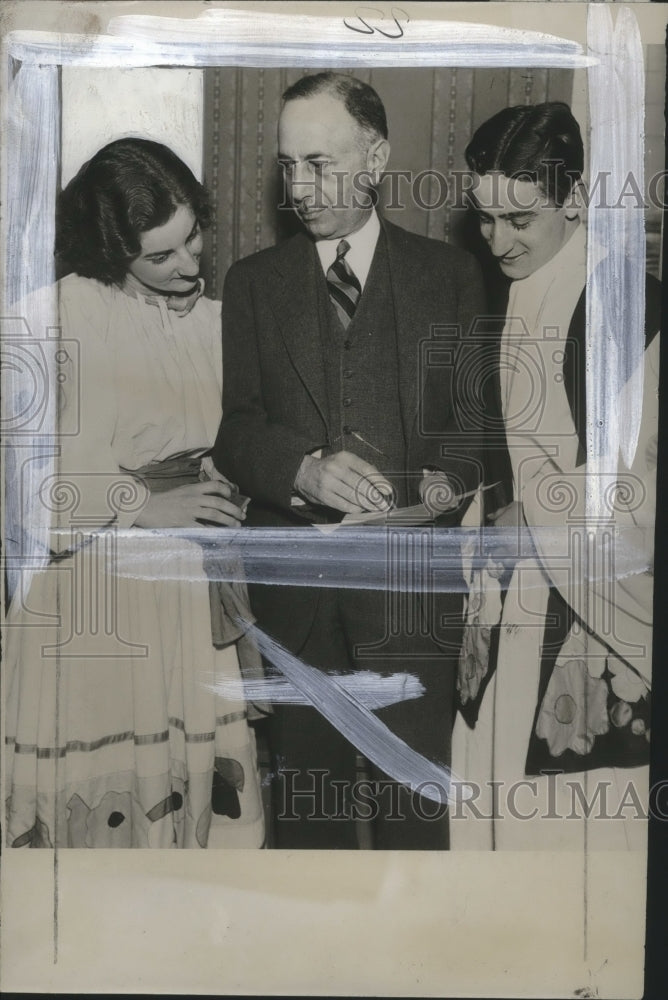 1935 Press Photo Fred D. Goldstone and singers at National Youth Week program - Historic Images