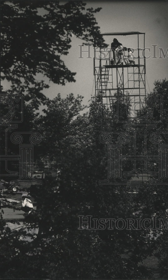 1988 Press Photo Workmen set up a television tower at the Greater Milwaukee Open - Historic Images