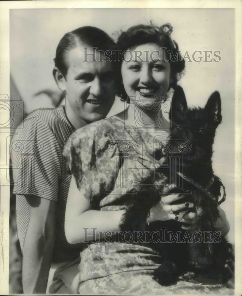 1936 Press Photo Yankee pitcher Lefty Gomez with his wife June in Hollywood - Historic Images