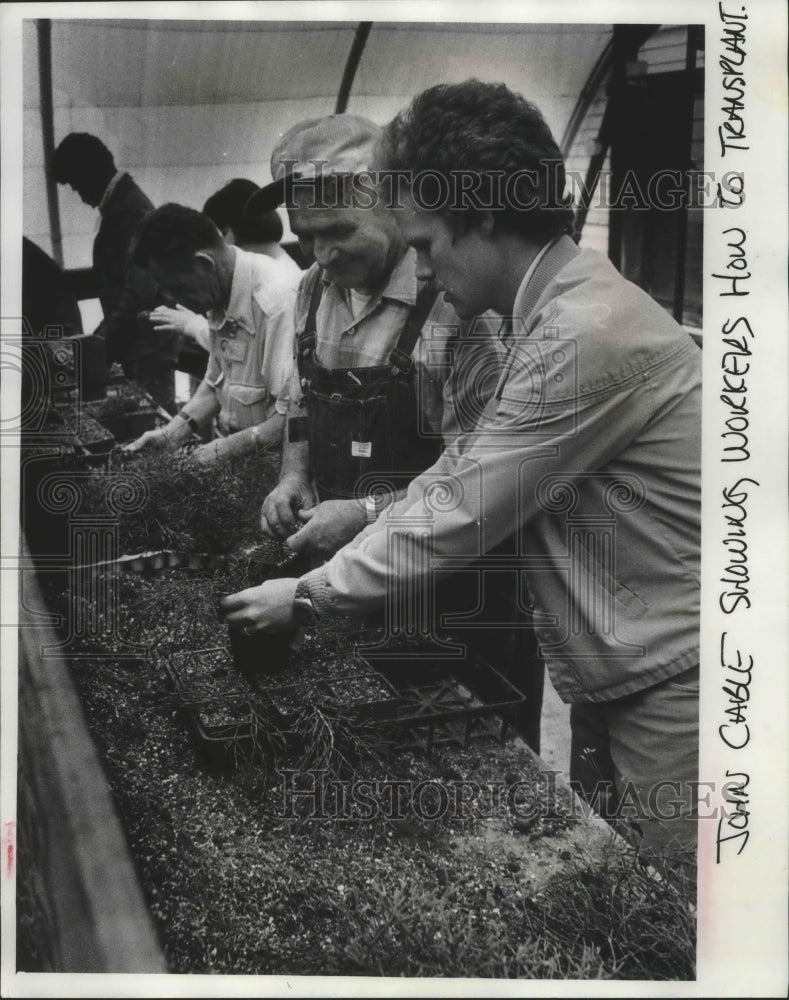 1975 Press Photo Goodwill Industries director John Cable teaches workers - Historic Images