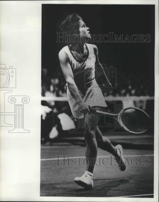 1976 Press Photo Milwaukee's tennis professional Evonne Goolagong on the court - Historic Images