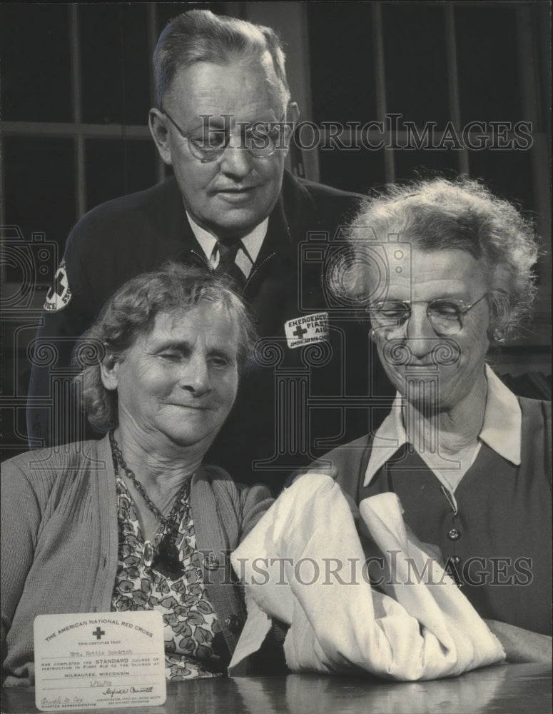 1952 Press Photo Golden Age Club received certificates in first aid in Milwaukee - Historic Images