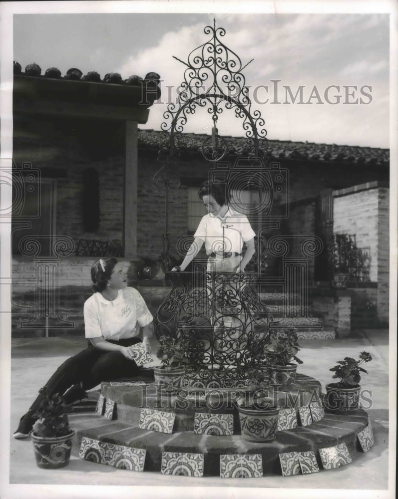 1962 Press Photo Mrs. John M. Friend & daughter, outside their Scottdale home - Historic Images
