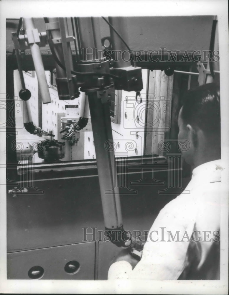 1957 Press Photo General Electric Company Atomic Hat, Lawrence O&#39;Sullivan - Historic Images