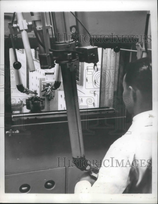 1957 Press Photo General Electric Company Atomic Hat, Lawrence O'Sullivan - Historic Images