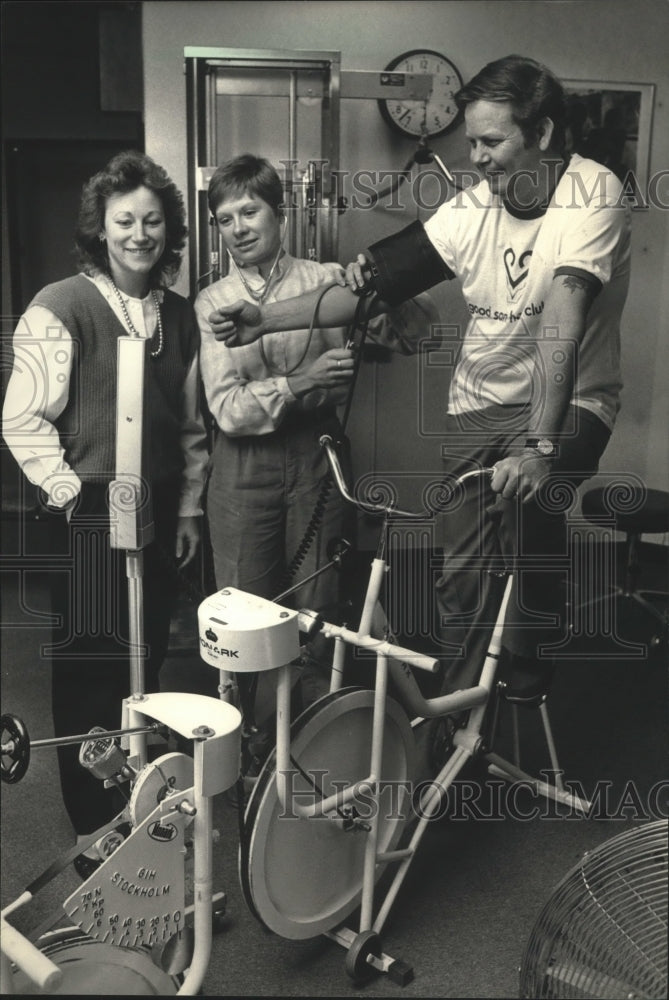 1988 Employees of Good Samaritan Hospital monitor patient on bike-Historic Images
