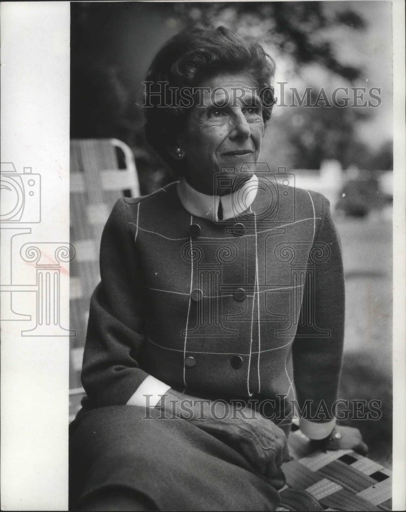 1970 Mrs. Charles Goldberg, will receive award for community service-Historic Images