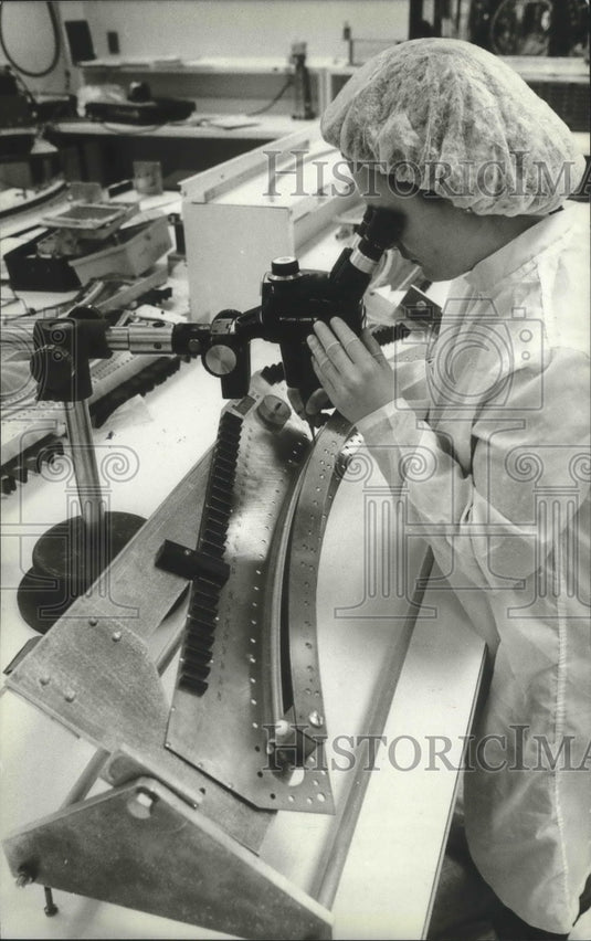 1982 Chris Nerby, General Electric Medical Systems, with scanner-Historic Images