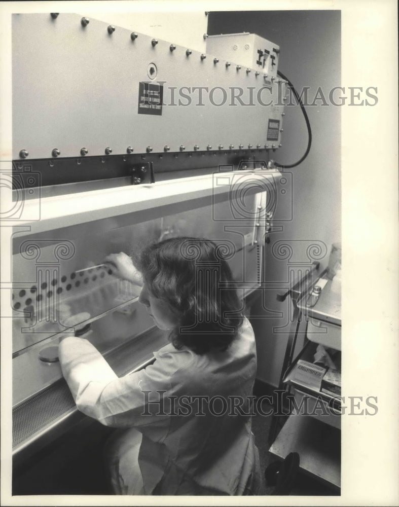 1983 Press Photo Renee Sandler with a biological safety cabinet in Wisconsin - Historic Images