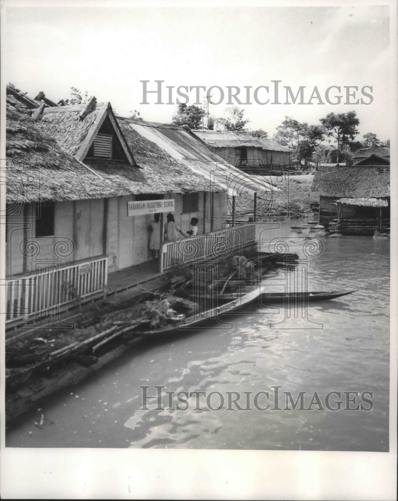 1962 Press Photo Students Arrive by Canoe, Hibong Floating School, Phillipines-Historic Images