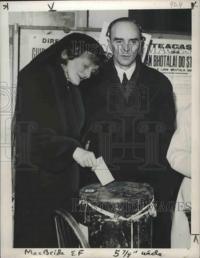 1940 Press Photo Man and Woman voting - mjb65373 - Historic Images