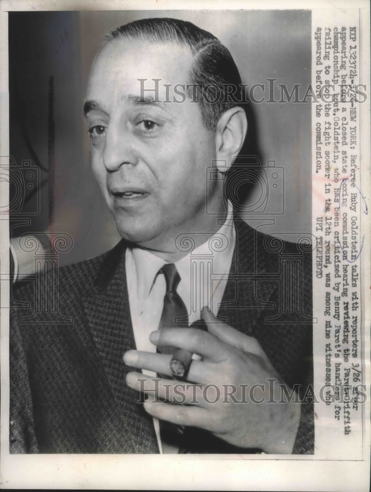 1962 Press Photo New York Boxing Referee Ruby Goldstein talks with reporters - Historic Images