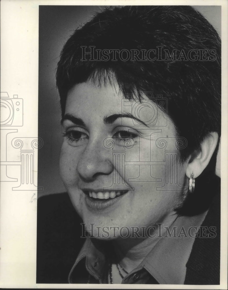 1994 Press Photo Diana Gonzalez, WCTI planning and research officer. Wisconsin - Historic Images