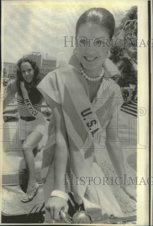 1976 Miss USA Barbara Peterson and Carla Reguera tour Macao - Historic Images
