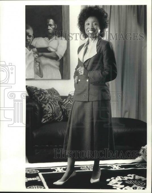 1992 Lora Goode knows how to dress on a bargin budget. Milwaukee - Historic Images