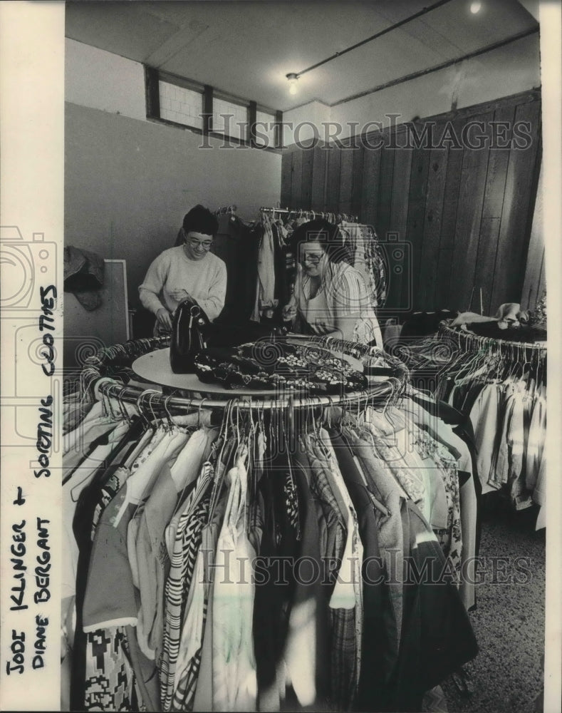 1985 Volunteers sorting clothes at Good Samaritan Outreach Center - Historic Images