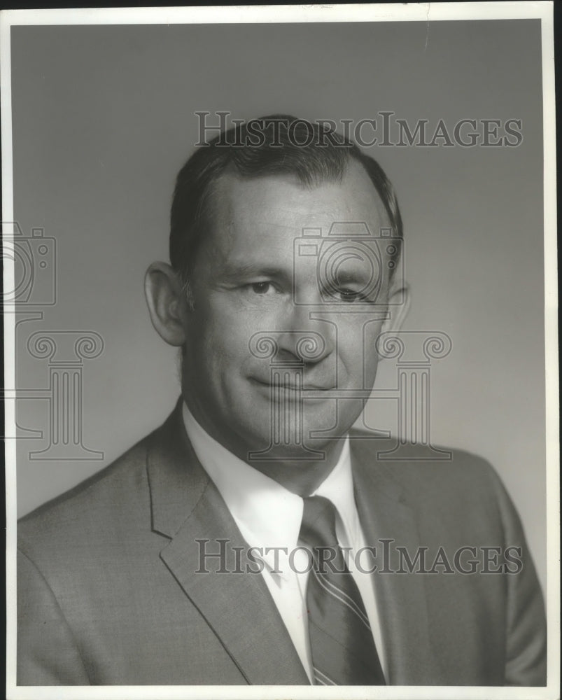 1970 Press Photo Donald Reutershan, Executive Vice President, Sentry Insurance - Historic Images