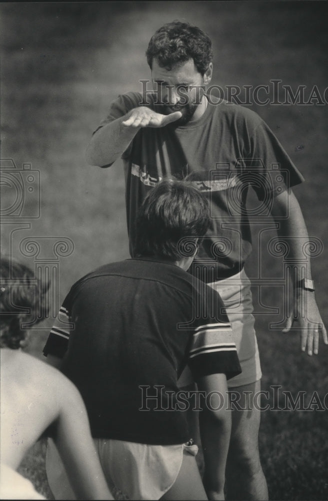 1986 Cliff Thompson runs Milwaukee Lutheran High Summer Program - Historic Images