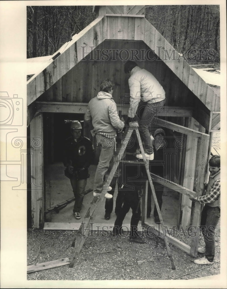 1984 Press Photo Ozaukee High School Students at Riveredge Nature Center - Historic Images