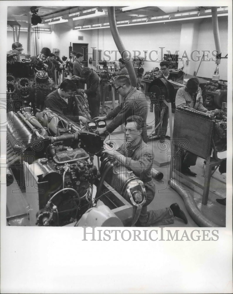 1967 Press Photo Aero Mechanics Class, Milwaukee Trade and Technical High School-Historic Images