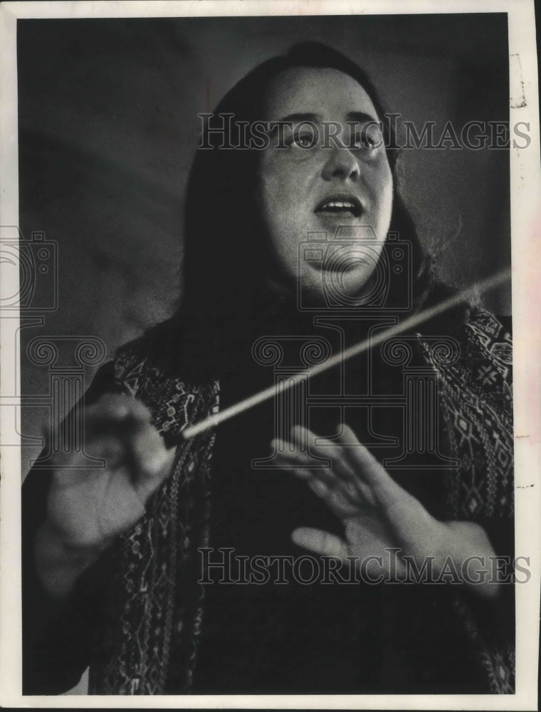 1974 Press Photo Margaret Hawkins directs conservatory singers. Milwaukee-Historic Images
