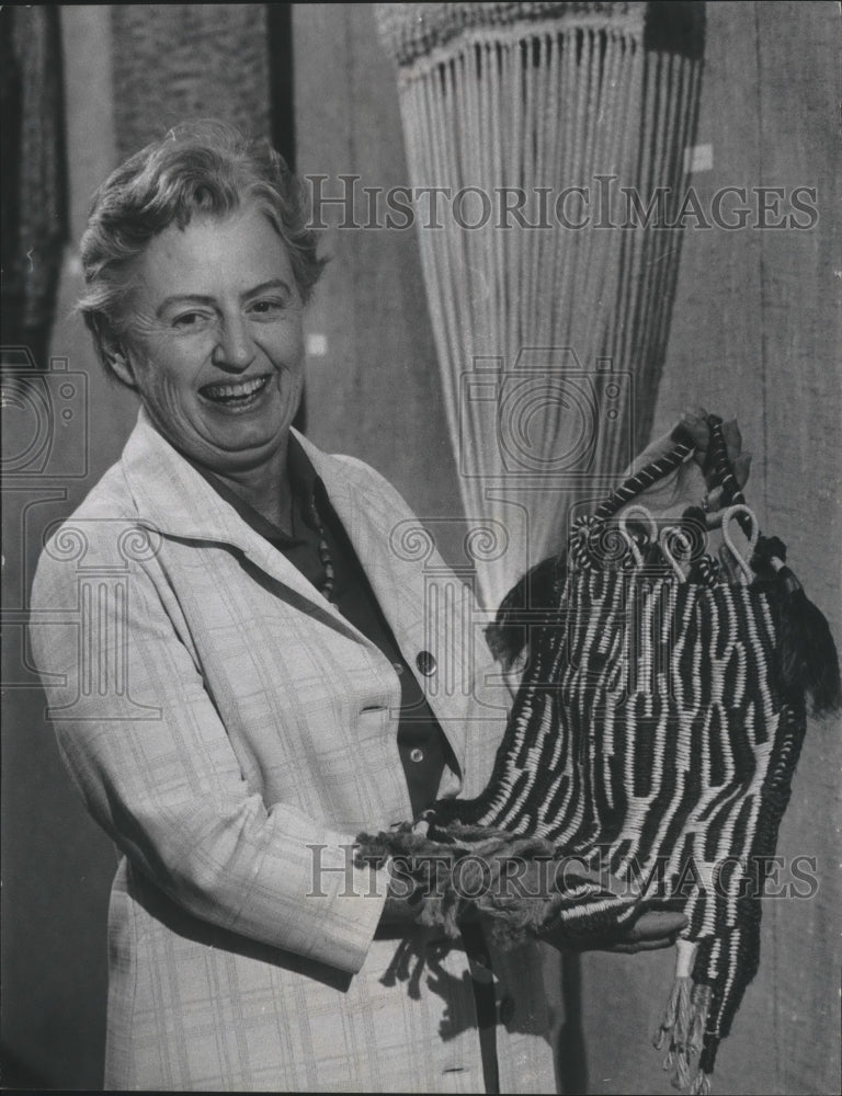 1974 Press Photo Virginia Harvey of Seattle shows of her wall hanging. Milwaukee - Historic Images