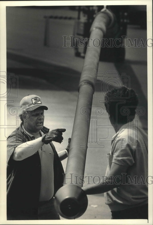 1987 Press Photo John Giuffre and Rudy DiMichele raising flag pole, Oak Creek - Historic Images