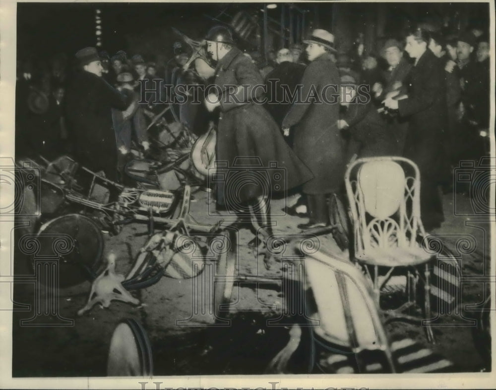 1934 Press Photo Police disperse mob of rioters beside cafÃƒÆ’Ã‚Â© in France-Historic Images