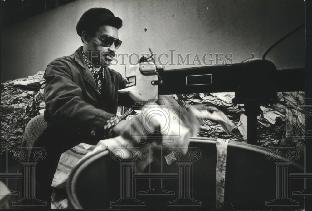 1981 Press Photo Eddie Gooch working a machine at Goodwill Industries - Historic Images