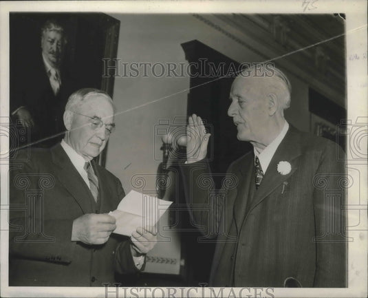 1945 Press Photo W Goodland sworn in as Wisconsin's governor by M Rosenberry - Historic Images