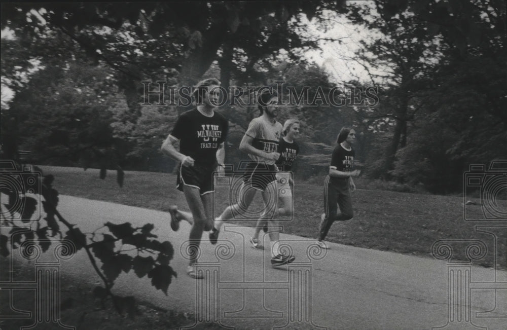 1975 Press Photo University of Wisconsin-Milwaukee cross country practice- Historic Images