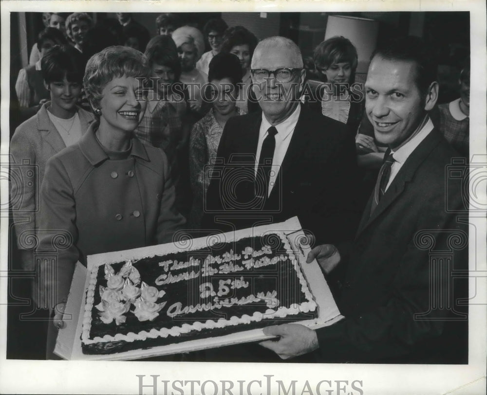 1968 Press Photo Kenneth P Goodrich, VP of Whitefish Bay Bank & Trust Company- Historic Images