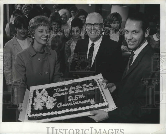 1968 Press Photo Kenneth P Goodrich, VP of Whitefish Bay Bank & Trust Company- Historic Images