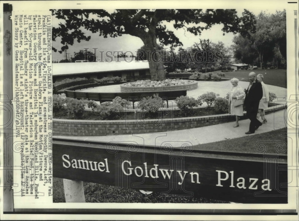 1971 Press Photo Paul Franklin with wife, ex-actress at Samuel Goldwyn Plaza - Historic Images