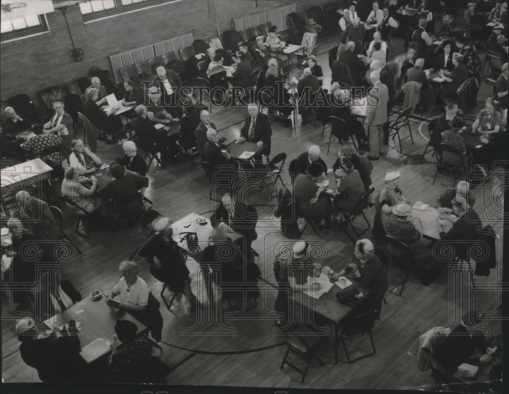 1953 Press Photo Golden Age club members at Lapham Park social center - Historic Images