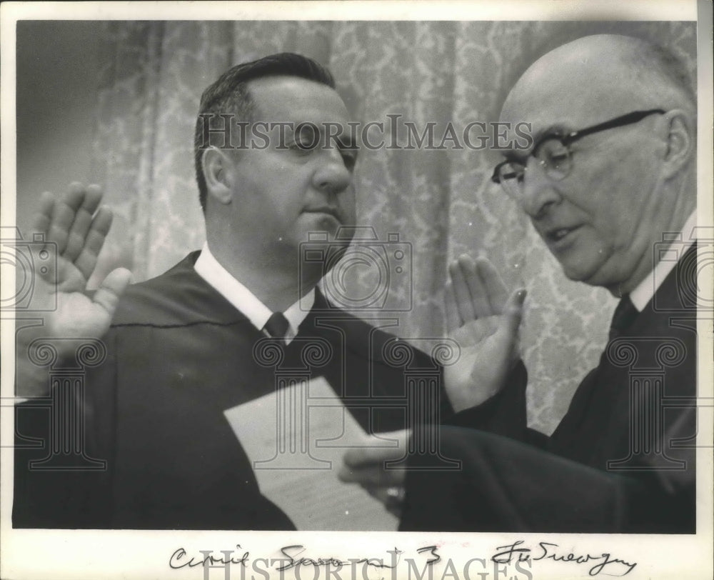 1967 Press Photo Federal Judge Myron L Gordon takes oath - mjb65838 - Historic Images