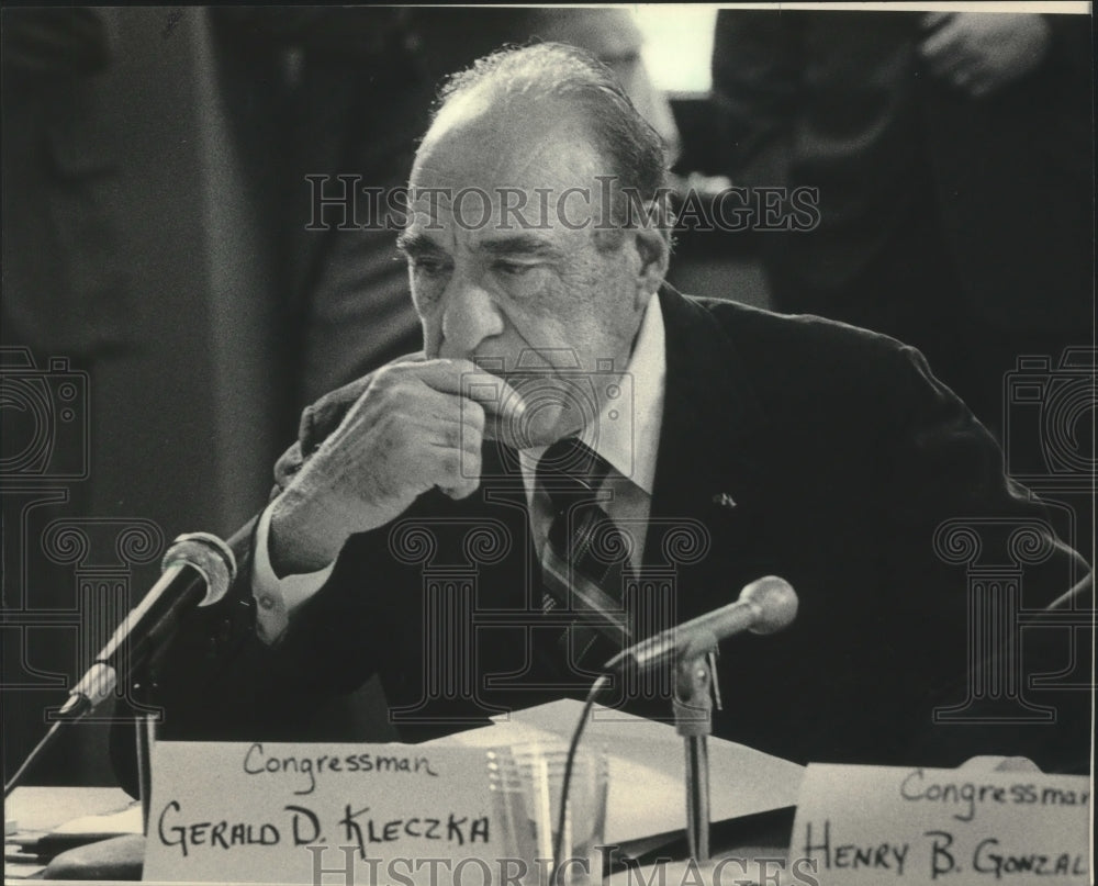 1984 Henry Gonzalez, chairman of US House Subcommittee on Housing - Historic Images
