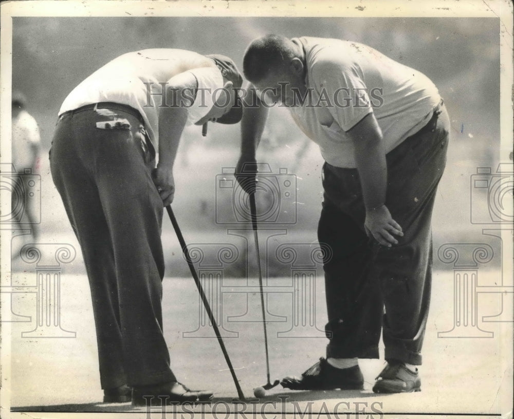 1962 Press Photo Wally Atwood (left),Tommy Veech eye putt at State Open, Kenosha-Historic Images