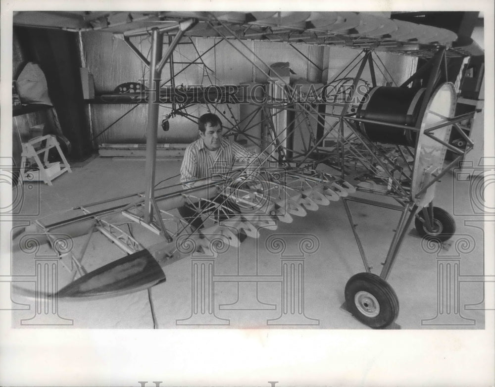 1974 Gordon Goodrich &amp; his homemade airplane in Milwaukee, Wisconsin-Historic Images