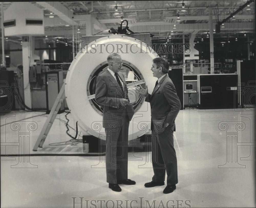 1984 Press Photo Executive Walter Robb &amp; Governor Earl at General Electric, WI - Historic Images