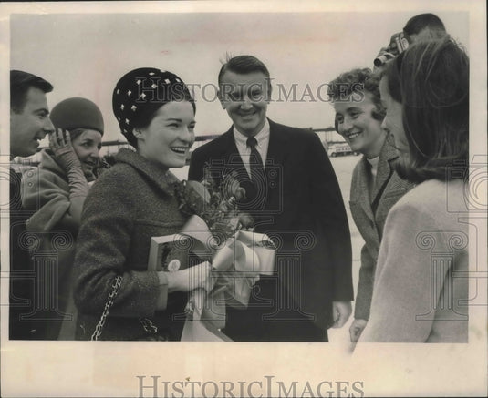 1966 Press Photo Miss America Jane Anne Jayroe Greeted at General Mitchell Field - Historic Images