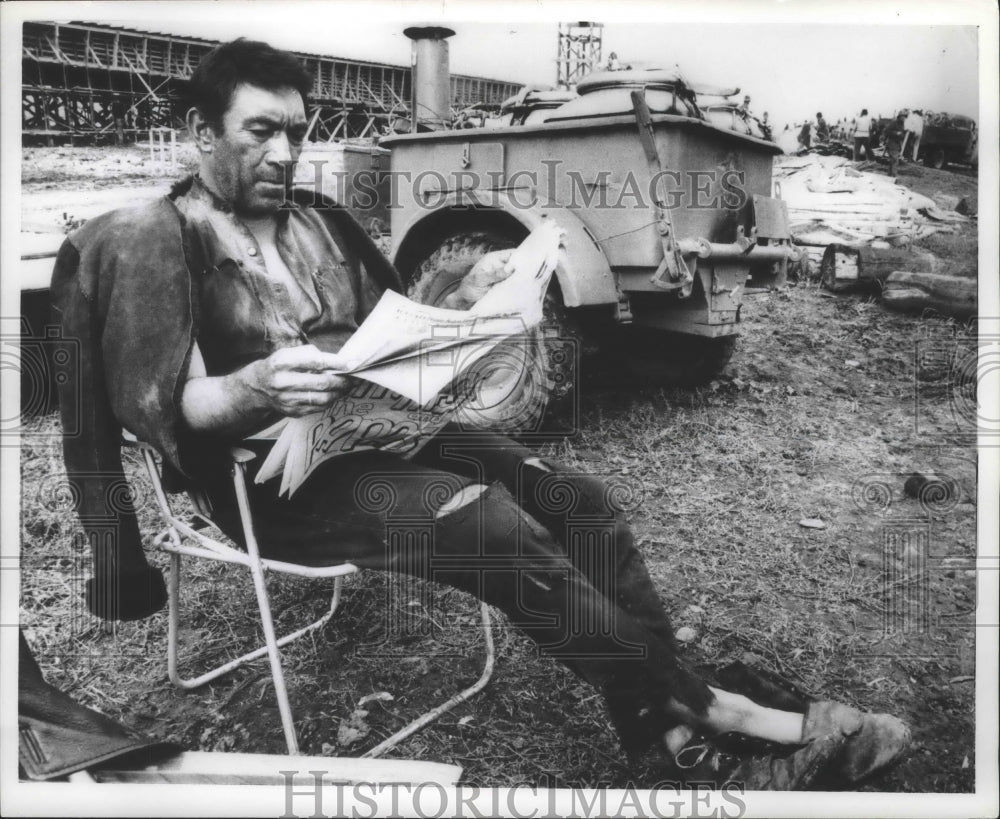 1967 Press Photo Anthony Quinn taking a break and reading a paper. - mjb66077 - Historic Images