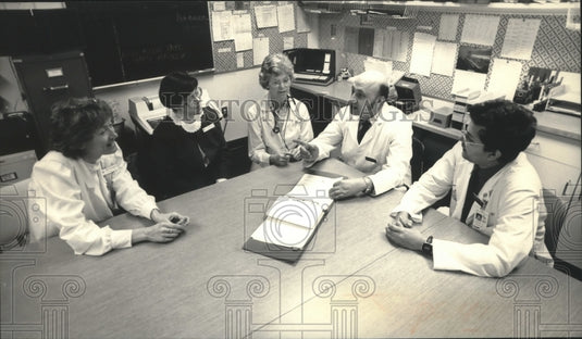 1987 Press Photo Director Ahmed Kissebah with Team, Wauwatosa, Wisconsin - Historic Images